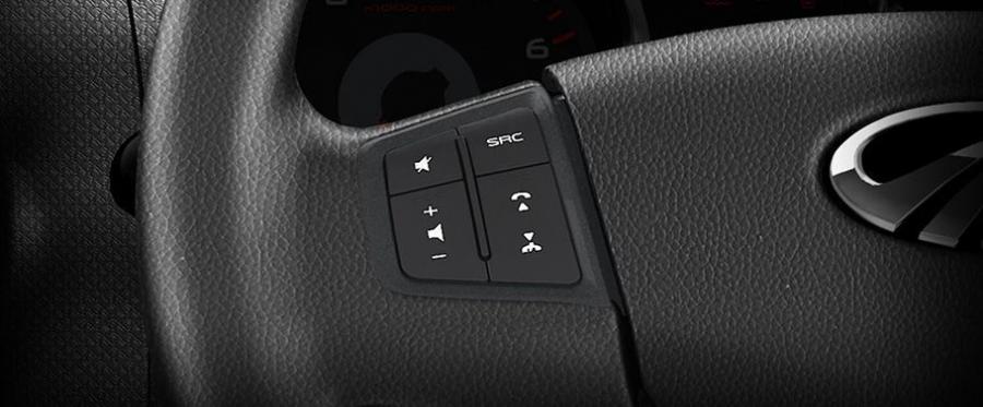 Детали интерьера Mahindra TUV300 2015 года  (фото 17 из 40)